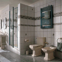 Räumlich abgetrennt: WC und Bidet. Das Stand-WC hat einen aufgesetzten Spülkasten; für das Wand-WC wurde eine passende Drückerplatte entwickelt, die ebenfalls aus Keramik besteht. An der Wand: Der "Credo"-Ventilheizkörper.