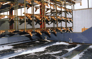 20 brodelnde Galvanikbecken machen aus dem Messing-Rohling eine verchromte Armatur.