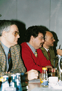 Alter und neuer Vorstand: Bildmitte Rolf Simmet, erster Vorsitzender, l. Stefan Ruhe, re. Geschäftsführer Wolfram Weber. Nicht im Bild, drittes Vorstandsmitglied Karl-Heinz Zoltowski.