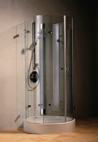 "Atelier" setzt als Rund-Dusche, Halbkreis-Dusche, Fünfeck-Dusche, Eckkabine oder Nische Akzente. Die justierbaren Federbänder aus Messing oder Aluminium liegen je nach Drehrichtung der Türen außen oder innen, als Gegenstück bleiben kleine Rosetten. Speziell für die Philippe Starck Duschwanne entwickelt: die Kreisdusche mit vier festen, davon zwei gebogene Seitenteile, zwei gebogene Drehtüren, nach außen öffnend (Bild: Glamü).