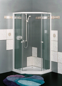 Komfort schreibt Roth auch bei den Gleittürmodellen der Serie "Cascade" groß. Die Laufrollentechnik sorgt für präzise Führung und Leichtgängigkeit. Bei Bedarf lassen sich die Türen mit einem Handgriff zu Reinigungszwecken freifahren. Zur Auswahl stehen Eckausführungen (800 und 900 mm), Rundduschen (800 und 900 mm) sowie Fünfeckduschen (900 und 1000 mm) (Bild: Roth).