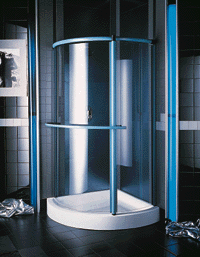 Design ohne Ecken und Kanten bietet die "Cinema" Rundduschabtrennung mit Drehtür von Hoesch. Mit einem Griff läßt sich die ganze Glastür um die Längsachse drehen, d.h. links- oder rechtsöffnend und -schließend. Sieben verschiedene Oberflächenvarianten der Profile/Scharniere stehen bei diesem Modell für Duschwannen mit 800 mm, 900 mm oder 1000 mm Schenkellänge zur Auswahl (Bild: Hoesch).