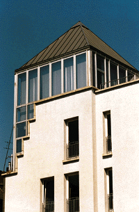 Geometrische Formen wie diese vierseitige Pyramide werden vorzugsweise mit Metallbedachungen in Klempnertechnik ausgeführt (Foto: Verfasser).