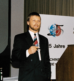 Günther Merz - bereits 10 Jahre beim FGK, davon 8 Jahre als Geschäftsführer - machte deutlich, daß der Schwerpunkt der FGK-Arbeit im Bereich intensiver Presse-, Informations- und Aufklärungsarbeit liegt: "Unsere Aufgabe ist es, den Gedanken der Klimatisierung in der Öffentlichkeit bewußter zu machen."