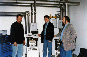 Im Bild von links nach rechts: Martin Kaiser, Inhaber des gleichnamigen Heizungs- und Sanitär-Fachbetriebes aus Bad Sassendorf, Daniel De Jong (technischer Fachberater Elco Klöckner) und Instrukteur Bernhard Kortum.