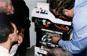 Im Rahmen des "praktischen" Teils der Schulung demonstrierte Bernhard Kortum unter anderem die Kontrolle der Glühzünd-Elektrode bei den Ultron-Gas- Brennwertgeräten.