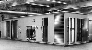 Bild 4: RLT-Zentralgerät für Heizung, Kühlung, Energierückgewinnung mit Zu- und Abluftventilatoren, Schalldämpfer und Wetterschutzgitter. Gerät für Dachmontage auf einer Ausstellungshalle.