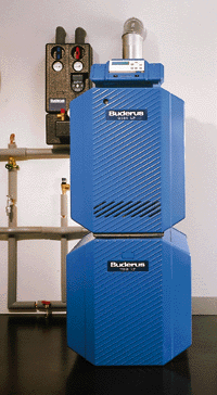 Bild 1: Aus der Top-Reihe: ein atmosphärischer Gas-Heizkessel mit Regelsystem und unterstehendem Speicher.