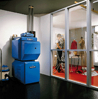 Bild 2: Aus der Classic-Reihe: eine Öl-Unit mit Regelsystem und unterstehendem Speicher.