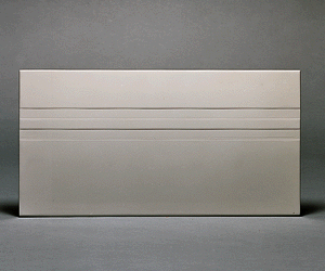 Das klare Design und die Flachrelief-Struktur zeigen, daß Heizkörper auch zur Wandgestaltung genutzt werden können. Nicht zuletzt deshalb wurde dieser Heizkörper 1993 mit dem Roten Punkt für "Hohe Designqualität" vom Design Zentrum Nordrhein-Westfalen ausgezeichnet. (Bild: Baufa)