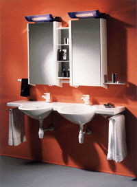 Modernes Design und hohe Funktionalität bringt die neue Waschplatzlösung "Micado" von T+L Keuco auf einen innovativen Nenner. Das modulare System kann flexibel auf die individuellen Kundenwünsche abgestimmt werden. Im Bild eine umfassende Komplettausstattung mit zwei Spiegelschränken.
