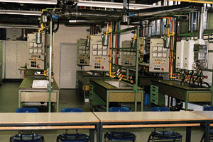 Bild 1: Arbeitstische, die mit Systemkomponenten ausgestatteten, rasch austauschbaren Lehrtafeln oder mit Gas-Warmwassererwärmern bestückt werden.