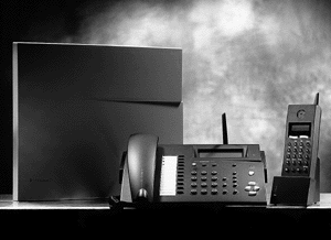 Eine moderne Telekommunikationsanlage wie die Octopus C20 verknüpft die zukunftsweisenden Techniken ISDN und den Standard (DECT) für schnurlose Telefone. Zum schnurlosen Telefonieren können das Handy, das schnurlose Telefon und das schnurlose Fax genutzt werden (Bild: Deutsche Telekom).