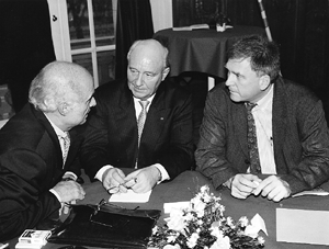 Im Dialog: Bauminister Dr. Vesper (r.), Landesinnungsmeister Heidemann und Hgf. Dr. Geißdörfer (l.).