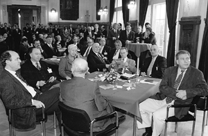 Blick in den Veranstaltungsraum: Bauminister Dr. Vesper (r.), Dr. Friedrich-Adolf Jahn, Präsident des ZV der Deutschen Haus-, Wohnungs- und Grundeigentümer e.V., Düsseldorf (2.v.l.).