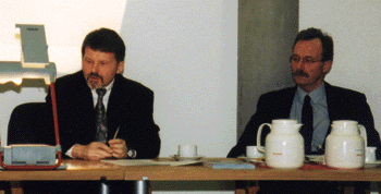 Der Hauptreferent der Veranstaltung Prof. Dr.-Ing. Manfred Moik (links) und Projektleiter Lothar Koch erläuterten die Problemstellungen des Projekts im Sitzungssaal der Deutschen Bundesstiftung Umwelt.