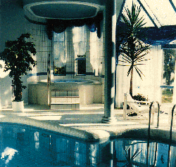 Privater Badetempel: Der Whirlpool darf natürlich zum vollendeten Wasserspaß nicht fehlen.