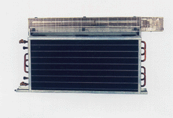 Bild 9: Quelluft-Ventilatorkonvektor mit Querstromventilator, hinten angeordneter Spitzkanal, Wärmeaustauscher als Luftauslaß mit getrennten Wasserwegen.