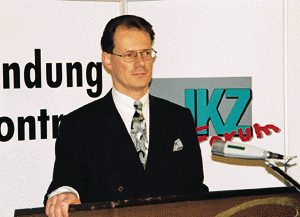 Der Strobel-Verlag als Veranstalter wurde vertreten durch Christopher Strobel, der die Teilnehmer um eine offene und faire Diskussion bat.