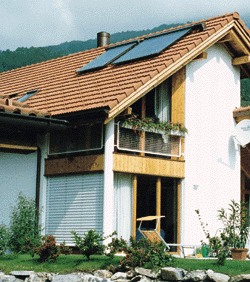Warmwasserbereitung mit Solar-Thermie aus Verantwortung für die Umwelt. Hier mit Vakuum-Röhrenkollektoren.