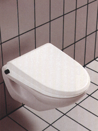 Bild 1: Bei dem für alle gängigen WC-Becken geeigneten DoucheWC 3000 ist die gesamte Technik - Duscharm, Warmwasserspeicher, Regel-, Steuer- und Betätigungseinrichtungen - in dem hinteren Teil des WC-Sitzes eingebaut (Bild: Geberit).