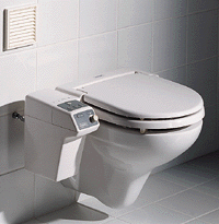 Bild 3: Auch der Hygiene-WC-Sitz WashAir paßt auf alle gängigen WC-Becken. Die Technik für die zweistufige Unterdusche und die Po-Trocknung ist in dem hinteren Sitzteil und in dem Anbau mit "Schaltpult" untergebracht (Bild: Keramag).