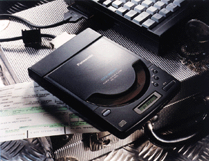 Wer auch unterwegs die CD-ROM als leistungsstarke Datenträger nutzen will, findet ideale Partner in portablen Geräten. Bei diesem Modell erfolgt die Verbindung mit dem Notebook über eine mitgelieferte PCMCIA-SCSI-2-Schnittstellenkarte. Auch ein Anschluß an den heimischen Desktop-PC ist problemlos möglich (Bild: Panasonic).