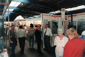 Klaus Entenmann und Horst Wunsch (Bildmitte) während einer Lotter-Hausmesse. (Bild: Gebr. Lotter KG)