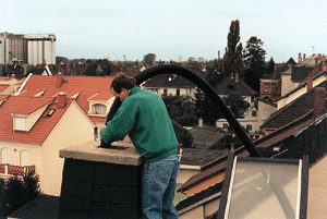 Einfache und schnelle Sanierung eines alten Schornsteins mit einem flexiblen Swiss-Schornsteinrohr.