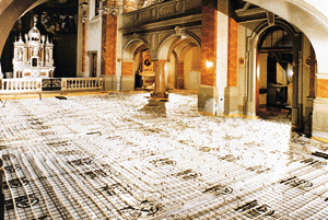In der Kirche der Barmherzigen Schwestern in Linz (Österreich) sorgt ein Fußbodenheizungssystem mit PE-X Rohren, installiert auf 370 m2, für die gleichmäßige Wärmeverteilung und konstante Luftfeuchtigkeit.