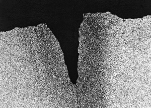 Bild 1: Grabenkorrosion in der Schweißnaht eines verzinkten Warmwasser-Rohres.