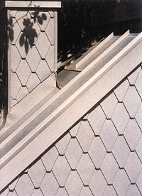 Bild 2: Schornstein- und Giebeldetail in neuer "Spitzrauten"-Bekleidung, kombiniert mit Doppelstehfalzdach (Foto: Rheinzink GmbH).