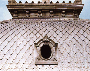 Bild 4: Kuppeldetail mit Ochsenauge, König Karls Bad; die regelmäßige Struktur der Spitzrauten wird deutlich (Foto: Rheinzink GmbH).