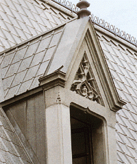 Bild 7: Gaubendetail des Schloßdaches von Bild 6. Im Gegensatz zu den Schuppenblechen wurden hier horizontal orientierte, streifenförmige Deckelemente mit Wulstprofilierung eingesetzt, die sich optisch an die Kleinteiligkeit schindel- bzw. pfannenähnlicher Elemente anlehnen. (Foto: Walser AG).