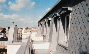 Bild 8: Außenbekleidung im Bereich eines Terrassengeschosses; Spitzrauten in vorbewittertem Titanzink (Foto: Rheinzink GmbH).