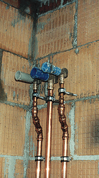 Sanitärinstallation mit dem System Sanco-Kupferrohre und profipress-Preßfittings in einem WC-Raum.