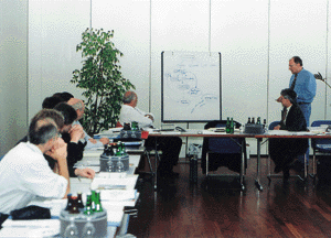 Frühjahrssitzung des ZVSHK-Ausschusses für Betriebswirtschaft in Radebeul bei Dresden. Am Flipchart skizzierte der Ausschuß-Vorsitzende Ernst Sauer moderne Management-Methoden für Handwerksbetriebe.