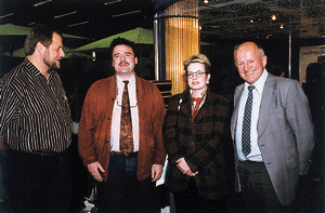 Klempner-Prominenz in Halle 4: Jürg Schoop, Präsident Kommission Spengler des SSIV aus dem schweizerischen Baden mit Ehefrau (Mitte), flankiert von Dipl.-Ing. Kunibert Breuer, ZVSHK und Dipl.-Ing. Architekt Herbert Mock, von Rheinzink (Schweiz) AG.