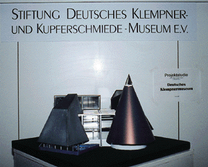 Dieses Modell des im Bau befindlichen Deutschen Klempnermuseums zeigte das zukünftige Gebäude mit unterschiedlichen Metalldachformen, wie es zur Zeit in Karlstadt am Main entsteht.
