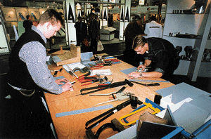Die "Lebende Werkstatt" auf dem Stand von Rheinzink: Junge Klempner beim Vorbereiten von Arbeitsproben. Verschiedene fertiggestellte Modelle zeigten, daß beide ihr Handwerk verstehen.