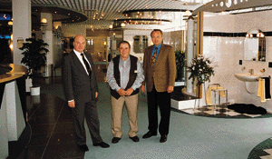 Die neue Bäderausstellung auf 1000 m2 präsentierten, v.l.n.r., Hugo Kraus, Niederlassungsleiter, Franz Rolla, Ausstellungsleiter und Walter Kwapil, Geschäftsführer Richter + Frenzel München.