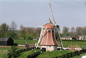 Die Windwassermühle von Hemelum reguliert den Wasserstand nach dem Archimedes-Prinzip.