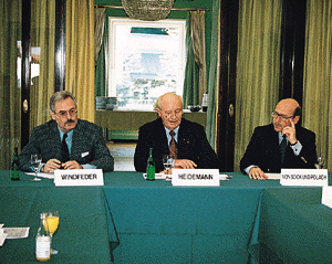 Mit einer Pressekonferenz begann das Erdgasforum 1996. Direktor Heinz Windfeder, Ruhrgas AG, ZVSHK-Präsident Heinz-Dieter Heidemann und Hauptgeschäftsführer Michael von Bock und Polach stellten sich den Fragen der Fach- und Wirtschaftspresse.