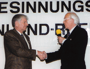 Ehren-Landesinnungsmeister Ing. Karl-Heinz Notter, rechts, sorgte als Wahlleiter für einen korrekten Wahlablauf und gratulierte im Anschluß LIM Reinhold Feltes, Trier, zur Wiederwahl.