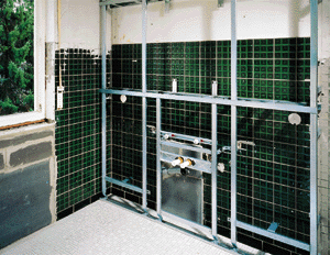 Bei der Badmodernisierung können alte Fliesen und Rohrleitungen an bzw. in der Wand verbleiben. Schmutz, Lärm und hoher Arbeitsaufwand werden hierdurch vermieden. Bauraster bildet das Vorwandinstallations-System von MEPA.