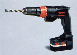 Bild 1: Diese Akkuschlagbohrmaschine hat einen Pistolengriff bekommen. Sie leistet mit 12 V und 1,9 Ah-Akku (heute 2,0 Ah) 340 W.