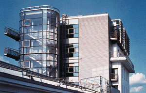Erweiterung und Umbau des MG-Kontorhauses, Duisburg. Fassadenflächen im neuen RZ-Wellprofil (Sinusprofil) gestaltet. Feingliedrige, horizontal orientierte "Optik"; Metalldicke 1,00 mm, vorbewittert. Klempnerarbeiten G+H Montage, Bochum (Foto: Rheinzink GmbH).