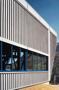 Teilansicht Stationsgebäude, Luftseilbahn Funitel, Verbier (CH), Außenwandbekleidung in RZ-Trapezprofilen, 1,00 mm, vorbewittert. Architekt Paul Glassey, Haute - Nendaz (CH), Spenglerarbeiten Bitz & Savoje, Sion (CH) (Foto: Rheinzink GmbH).