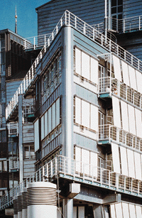 Zum Vergleich eine Fassade in Winkelstehfalztechnik: Eckdetail G+J-Verlagshaus, Hamburg. Titanzink, walzblank, 0,80 mm. Architekten Steidle + Partn., Kiessler u. Partn., Schweger u. Partn., HH. Klempnerarbeiten: G+H, Bochum, J. Hamann, HH, DHW Schulz & Sohn GmbH, HH und H.W. Müller GmbH, HH (Foto: Rheinzink GmbH).