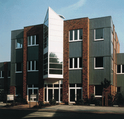 Kombination von Ziegelsichtmauerwerk und klempnertechnisch gestalteten Fassadenflächen im RZ-Paneelsystem. Durch schmale Schattenfugen wurde flächenbetontes Aussehen erreicht. Objekt: Gewerbepark, Duisburg. Architekt W. Dommen, Moers; Klempnerarbeiten: F. von der Weiden GmbH, Duisburg (Foto: Rheinzink GmbH).